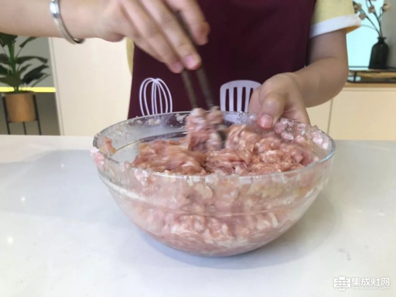 奥田集成灶：趣探蒸烤 环游食界 传统鲜肉包子的做法 值得收藏