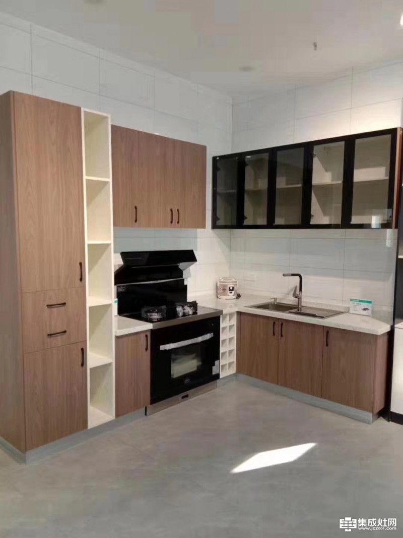 潮邦极简开放式厨房设计案例 让空间大一倍