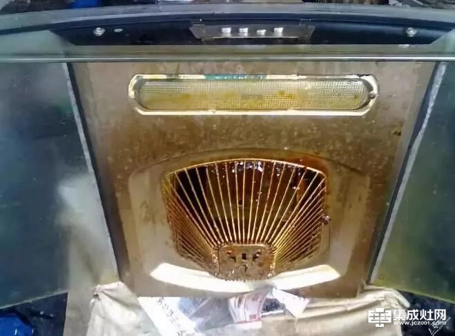 板川集成灶：都2020年了 还有人手动洗油烟机