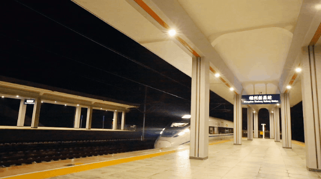 杭绍台高铁迎来首个春运 “科恩号”驶入嵊州 欢迎乘坐科恩高铁专列回家过新年