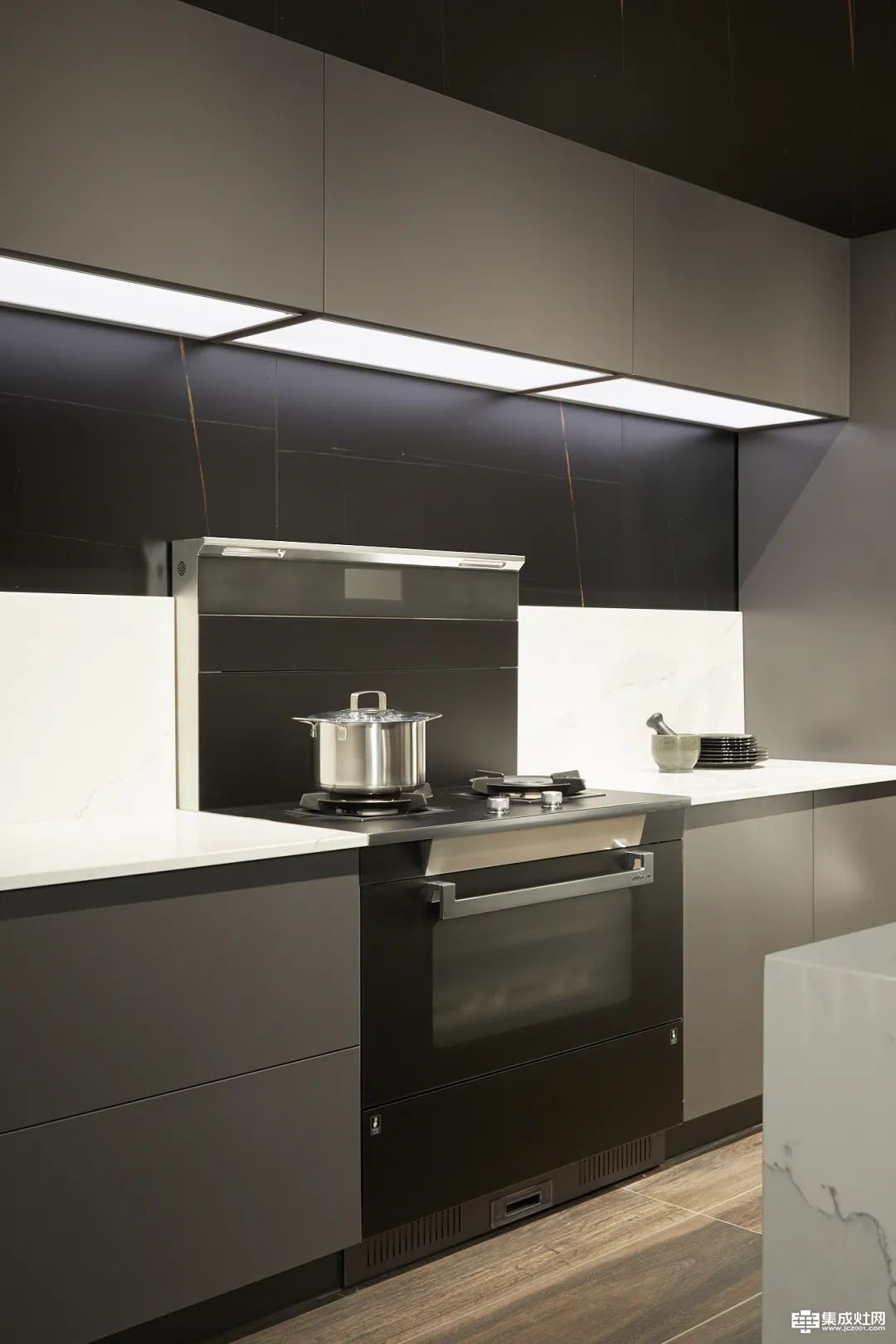 亿田高定厨房「布鲁克林」| 轻奢有度，演绎摩登现代空间