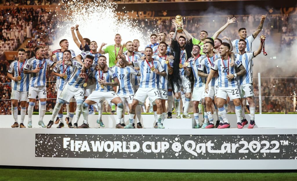 阿根廷在2022卡塔尔世界杯决赛击败法国，抱回世界杯队史第3冠，队长梅西兴奋高举金杯，全队开心欢呼。