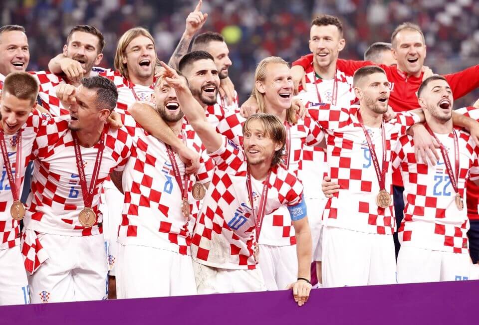 克罗地亚以2比1击败本届世界杯最大黑马摩洛哥，拿下队史第2座世界杯季军，队长“魔笛”莫德里奇（前中）与球员们开心庆祝。