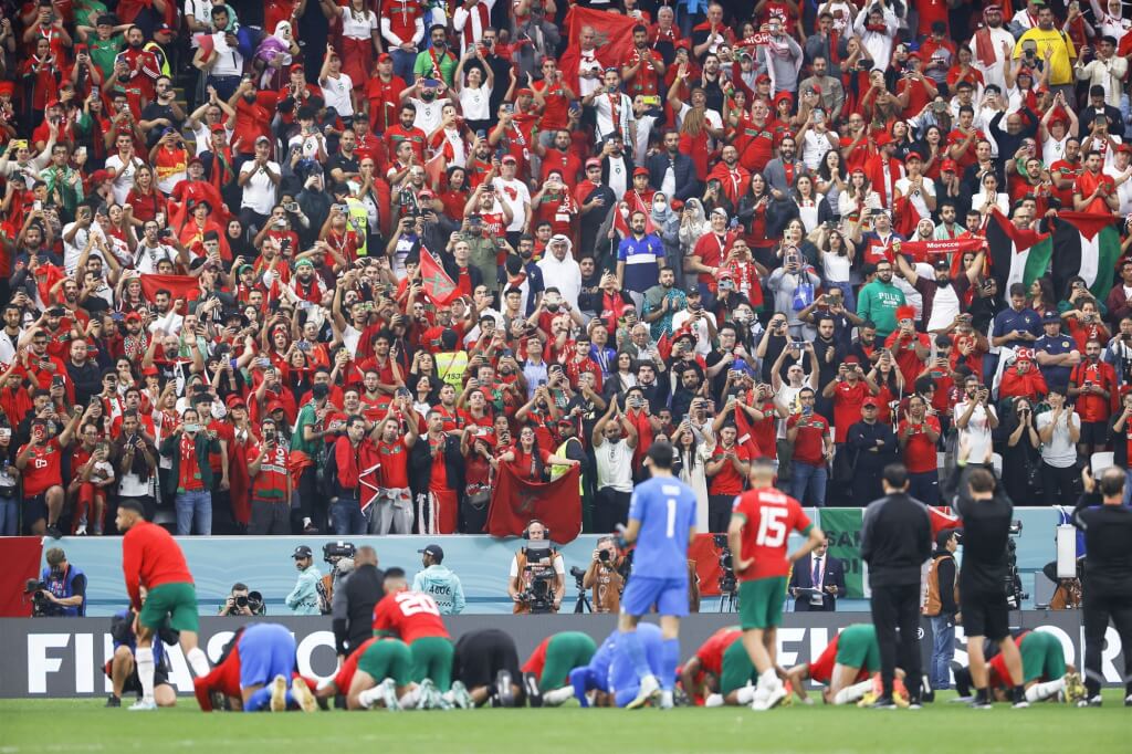 摩洛哥12月15日在2022卡达世界杯足球赛4强0比2败给法国后，全队跪谢祈祷。