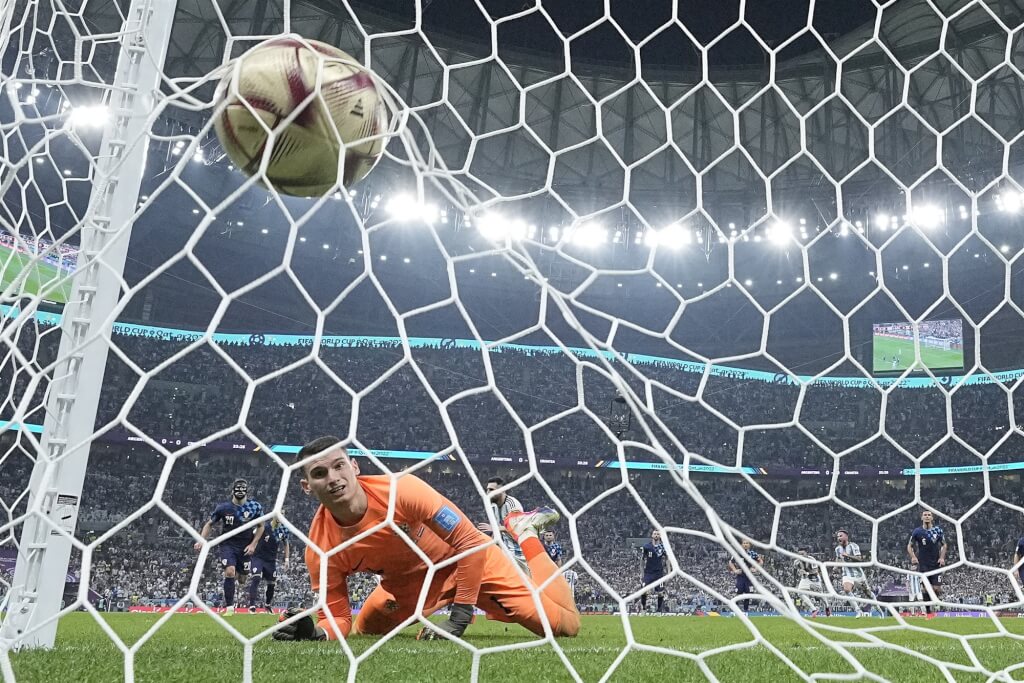 12月14日准决赛阿根廷对上克罗地亚，阿根廷队梅西靠著12码罚球先驰得点，克罗地亚门将利瓦科维奇（守门员）眼睁睁看着球进入球门。