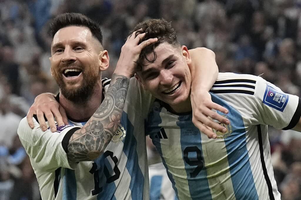 阿根廷队梅西（左）和阿尔瓦雷兹（右）12月14日在卡达世界杯4强赛中联手攻门，替阿根廷赢得决赛门票。