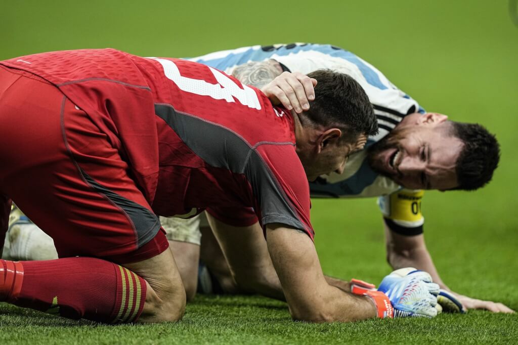 世界杯8强赛阿根廷对荷兰进入PK大战，马蒂内兹（左）在PK战大展守备功夫救下2球，助阿根廷抢下4强门票。赛后梅西轻抚马蒂内兹的头。