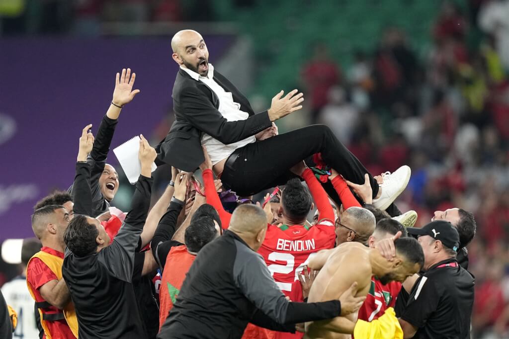 摩洛哥队晋4强，成为首支闯进世界杯4强的非洲球队，总教练雷格拉吉（西装者）被球员抛向空中。