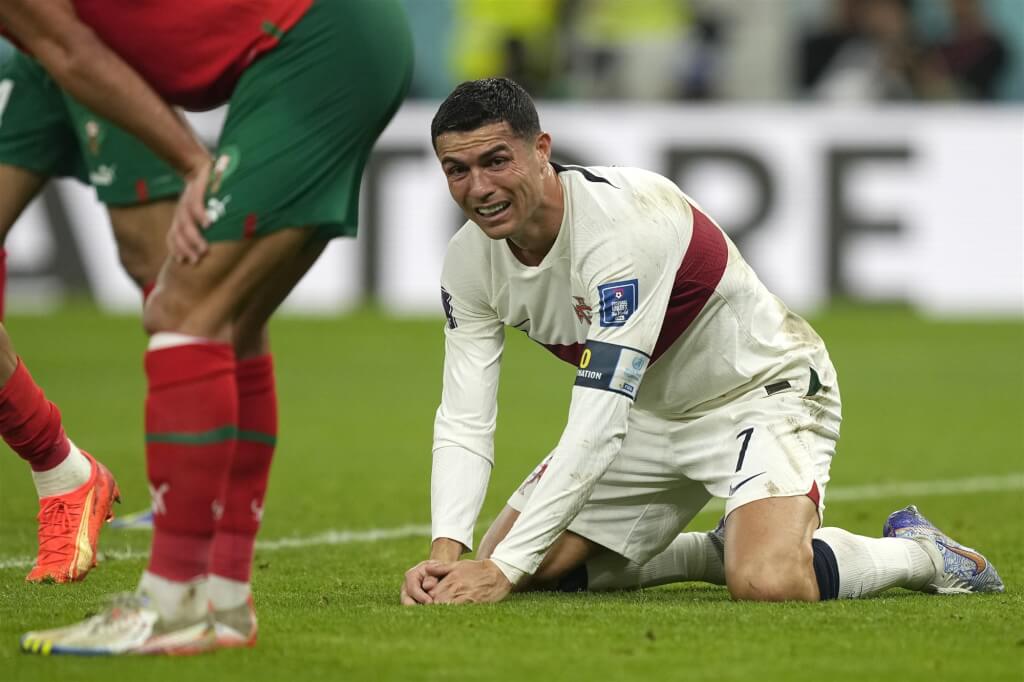 葡萄牙12月10日在世足8强赛不敌摩洛哥，C罗心碎跪地。
