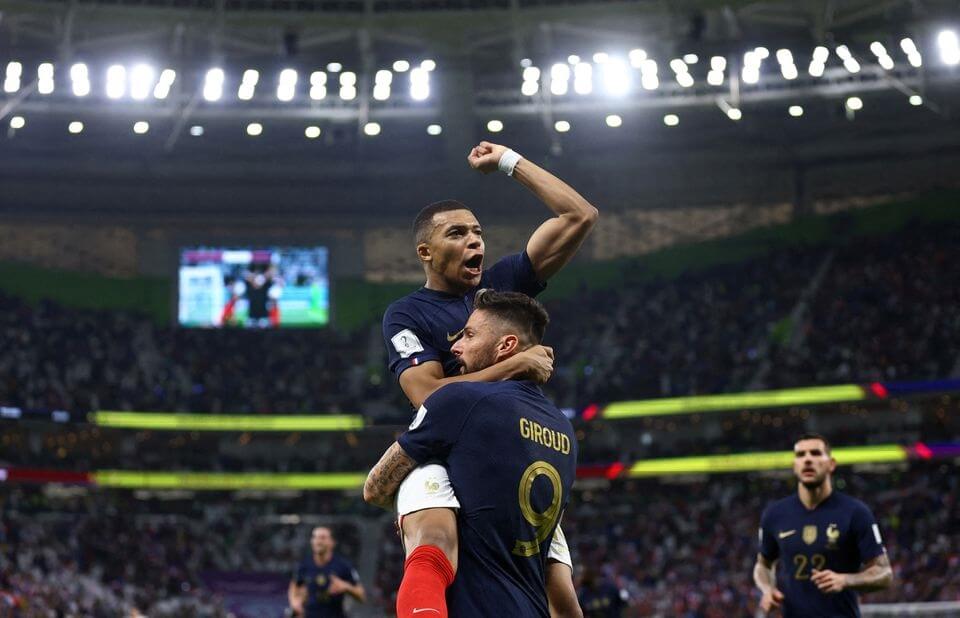 法国12月5日于2022卡塔尔世界杯16强赛击败波兰，球员姆巴佩（前左）跳进前锋吉鲁（前右）怀中开心庆祝。