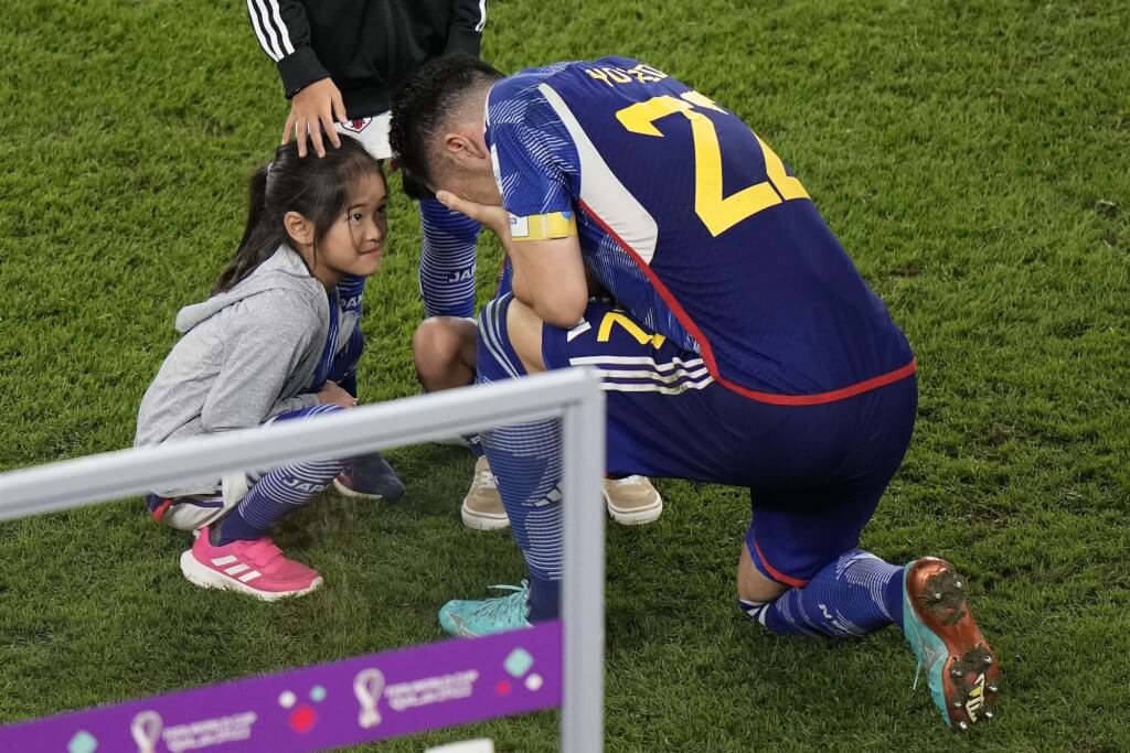 日本今年无缘晋级世足前8强，赛后队长吉田麻也难过地跪在孩子面前。