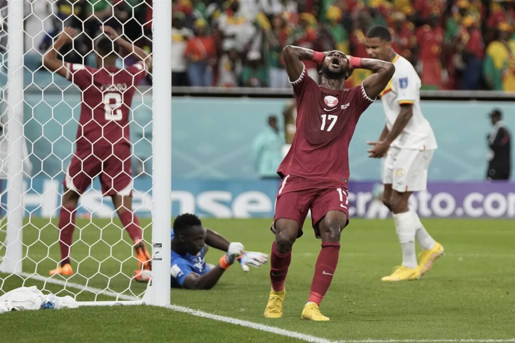 世界杯11月25日在小组赛对战塞内加尔，球员穆罕默德（前）的球遭塞内加尔门将挡下后，抱头无奈哀叹。球赛进行到第6天，主办国卡达已确定无法晋级，成为本届第一支遭到淘汰的队伍。