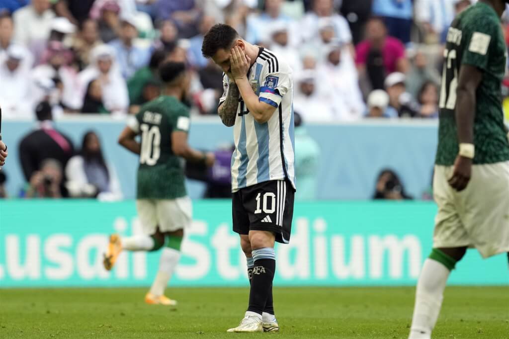 沙乌地阿拉伯11月22日在小组赛以2比1爆冷击败阿根廷，阿根廷王牌梅西（中）神情懊恼。