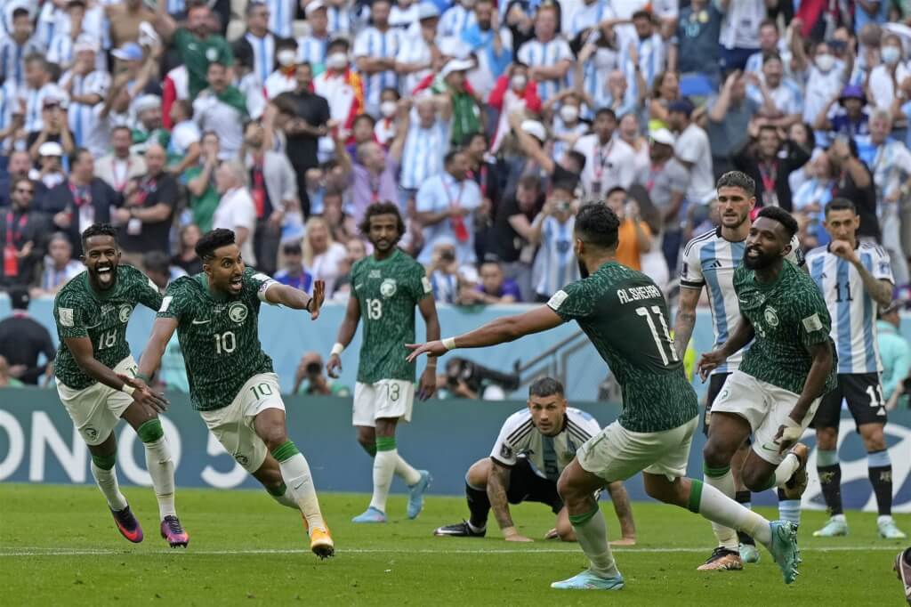 沙乌地阿拉伯前锋阿道沙利（左2）踢进致胜球，助球队以2比1逆转胜阿根廷，国王沙尔曼更是宣布全国放假一天。
