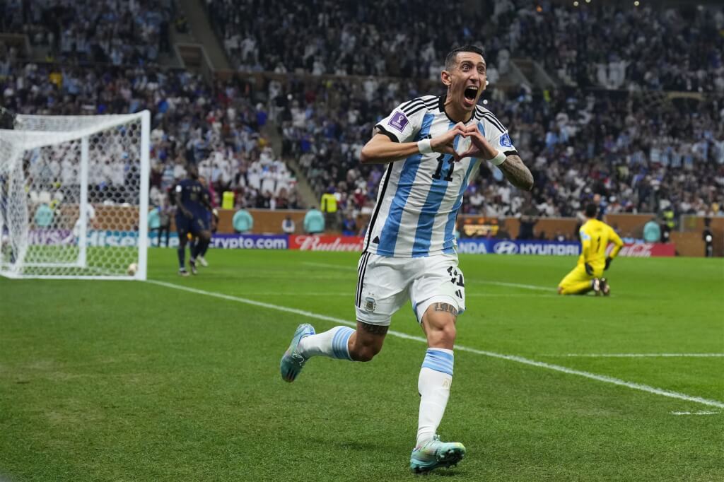 阿根廷的迪马利亚在世界杯决赛上半场进球后，开心庆祝