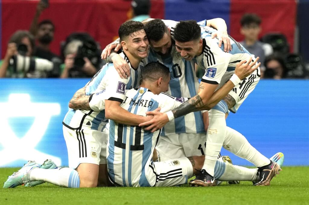 阿根廷在世界杯决赛PK大战收下胜利后，梅西（后中）和队友开心拥抱