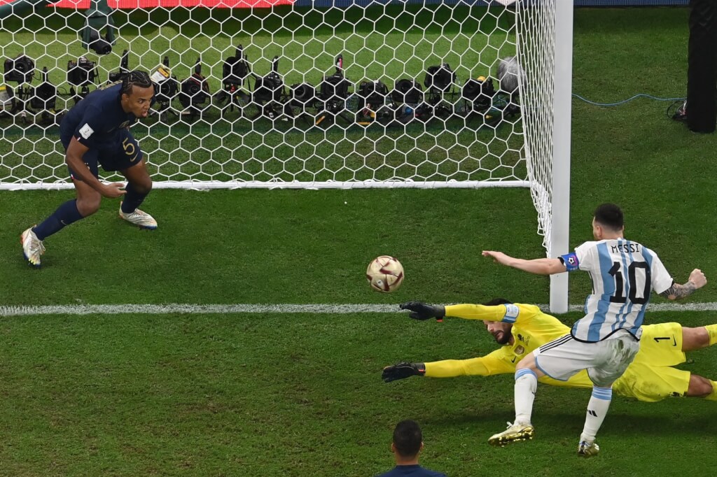 阿根廷与法国12月19日在世界杯冠军赛正规赛以2比2踢平，延长赛第108分钟禁区前一阵混乱，梅西（前右）门前补进一脚为阿根廷取得3比2领先。